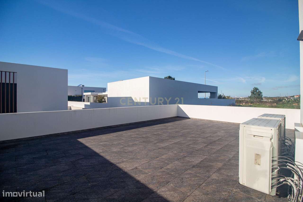 Viva o Luxo à Beira-Mar: Moradia Espetacular T5 com Piscina na Deslumb-38