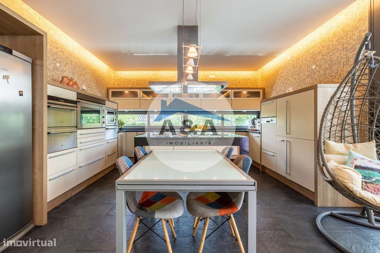 Exclusiva Propriedade de Luxo com Áreas Generosas e Próxima das Praias-16