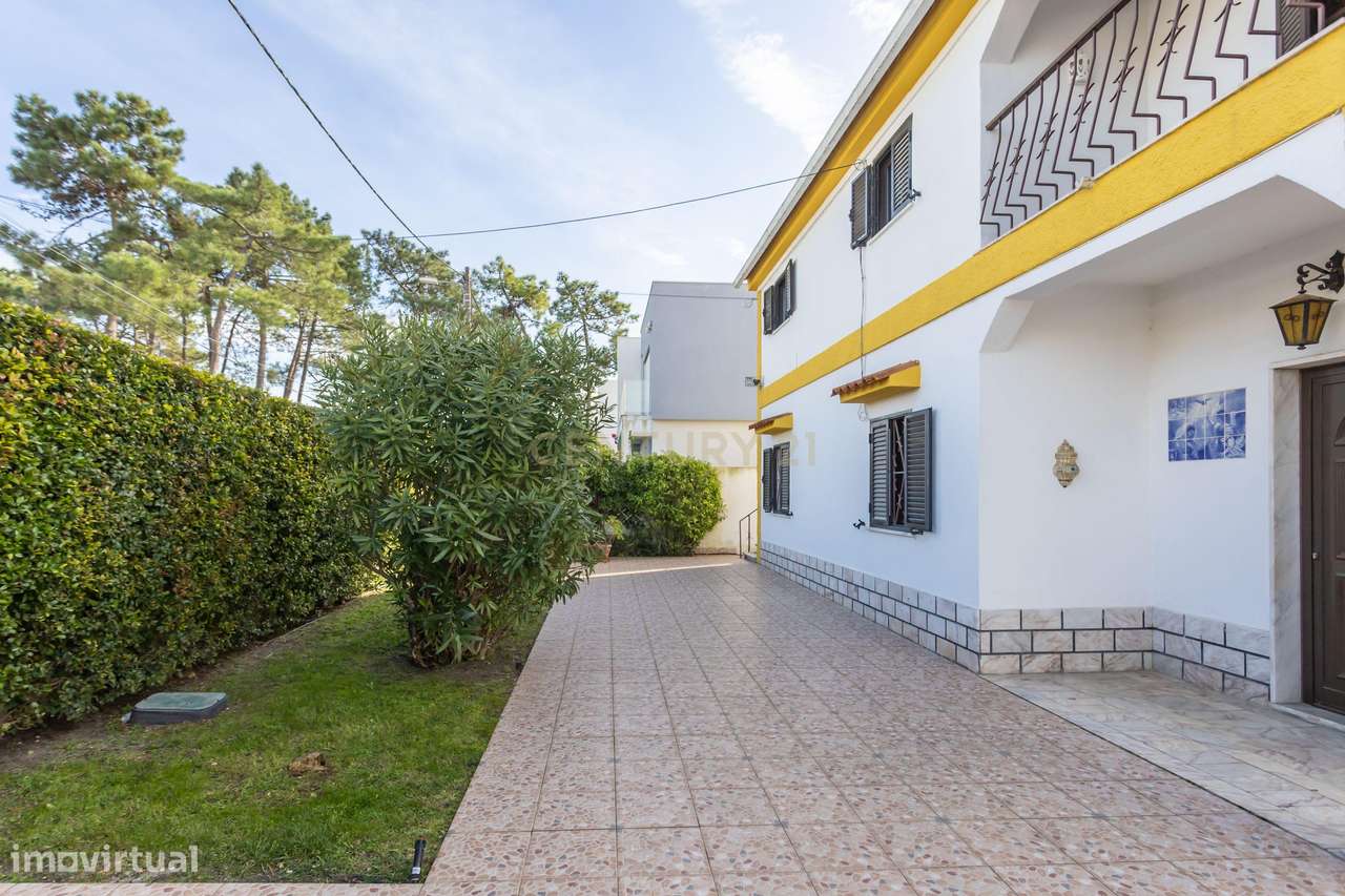 Moradia T5 na Aroeira, Charneca de Caparica, sem licença de utilização - Grande imagem: 4/13