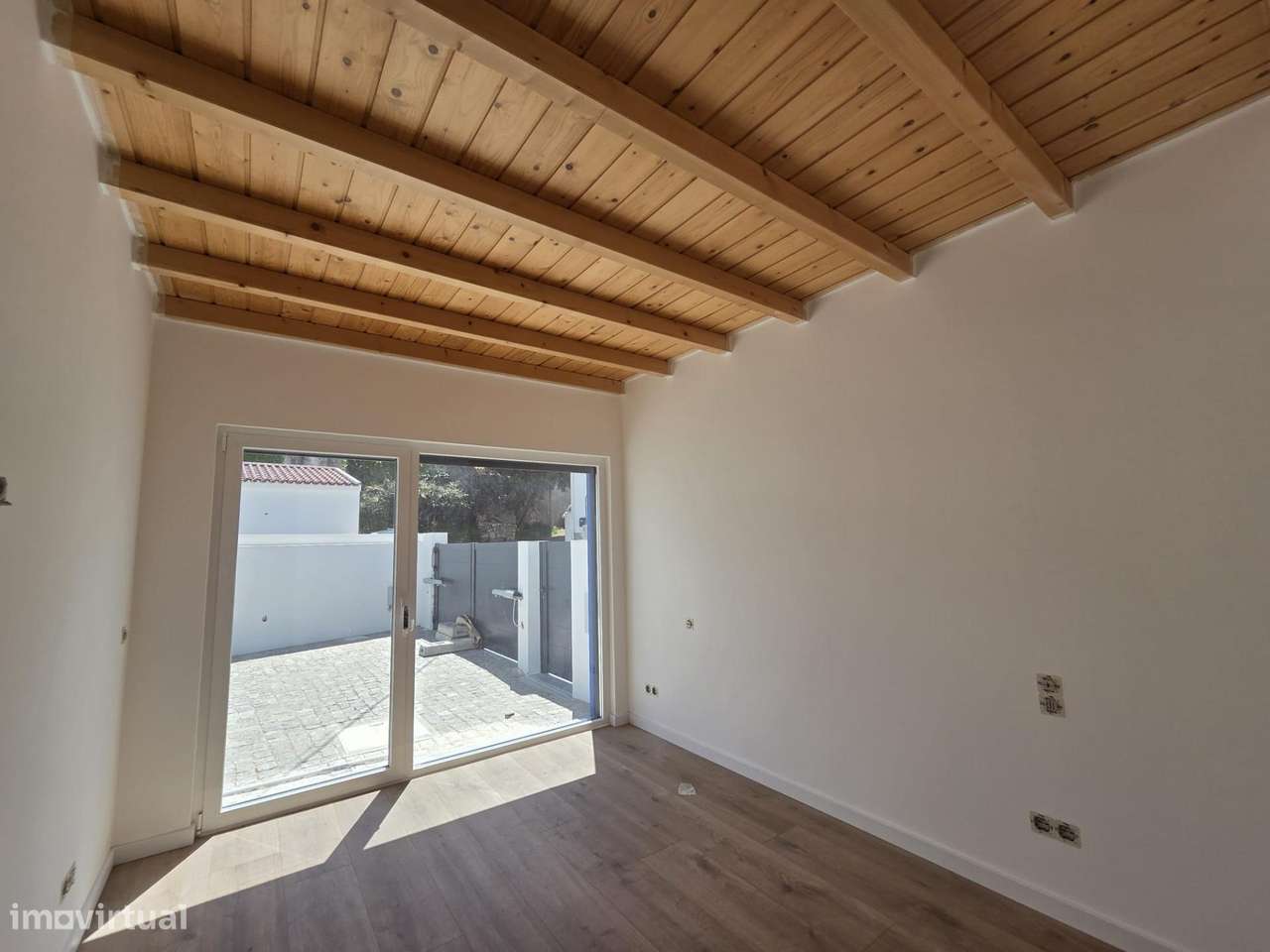 Moradia Térrea T2 totalmente remodelada e Equipada com Pátio-10