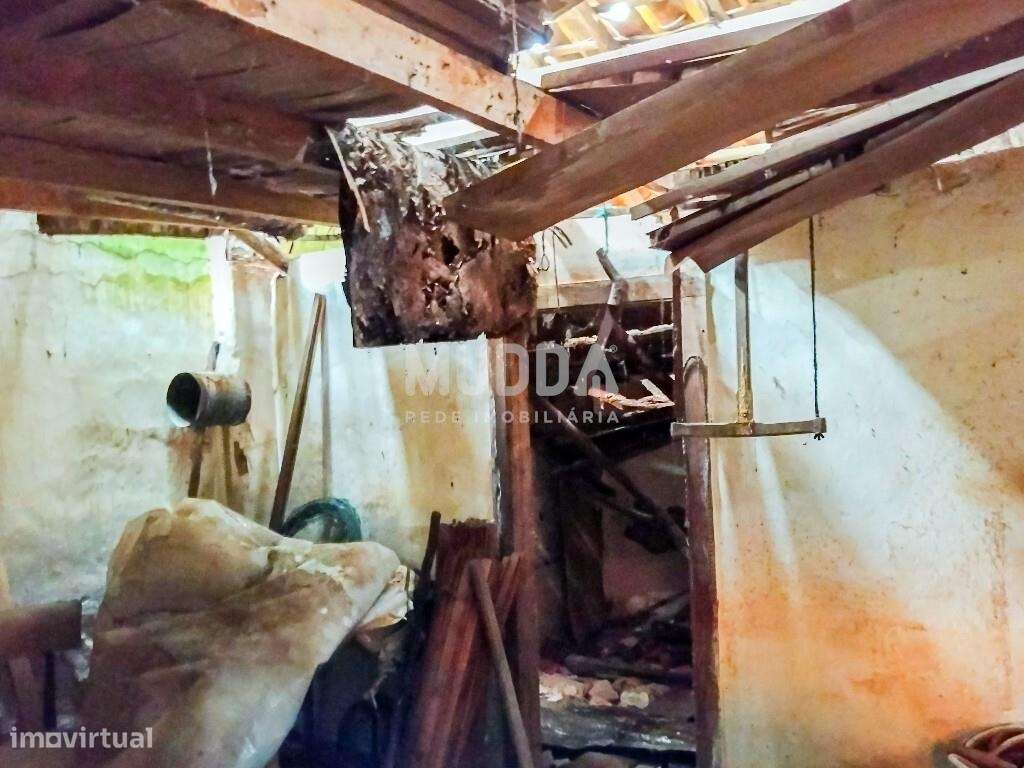 Ruína para recuperar com terreno de 1.050 m2 poço e árvores de fruto A-8