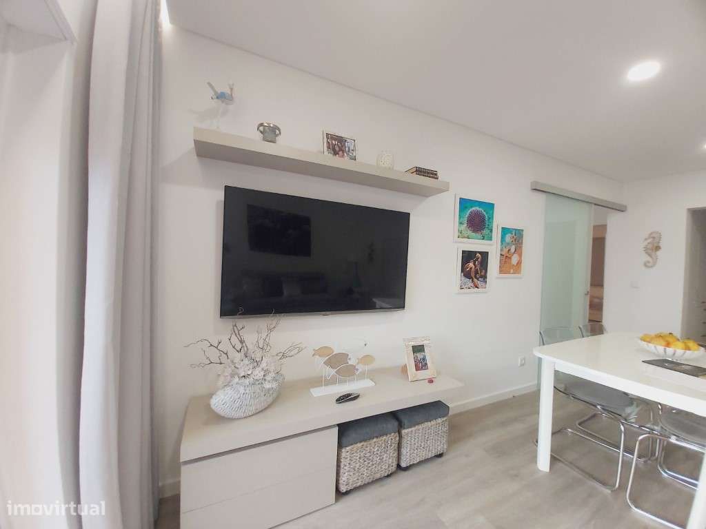 T2 remodelado em condomínio com piscina e campo de ténis-37