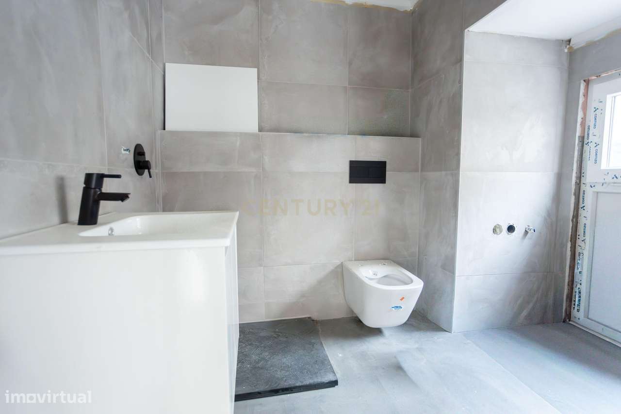 Charme e Visibilidade na Icónica Loja Cor-de-Rosa de Esquina-9