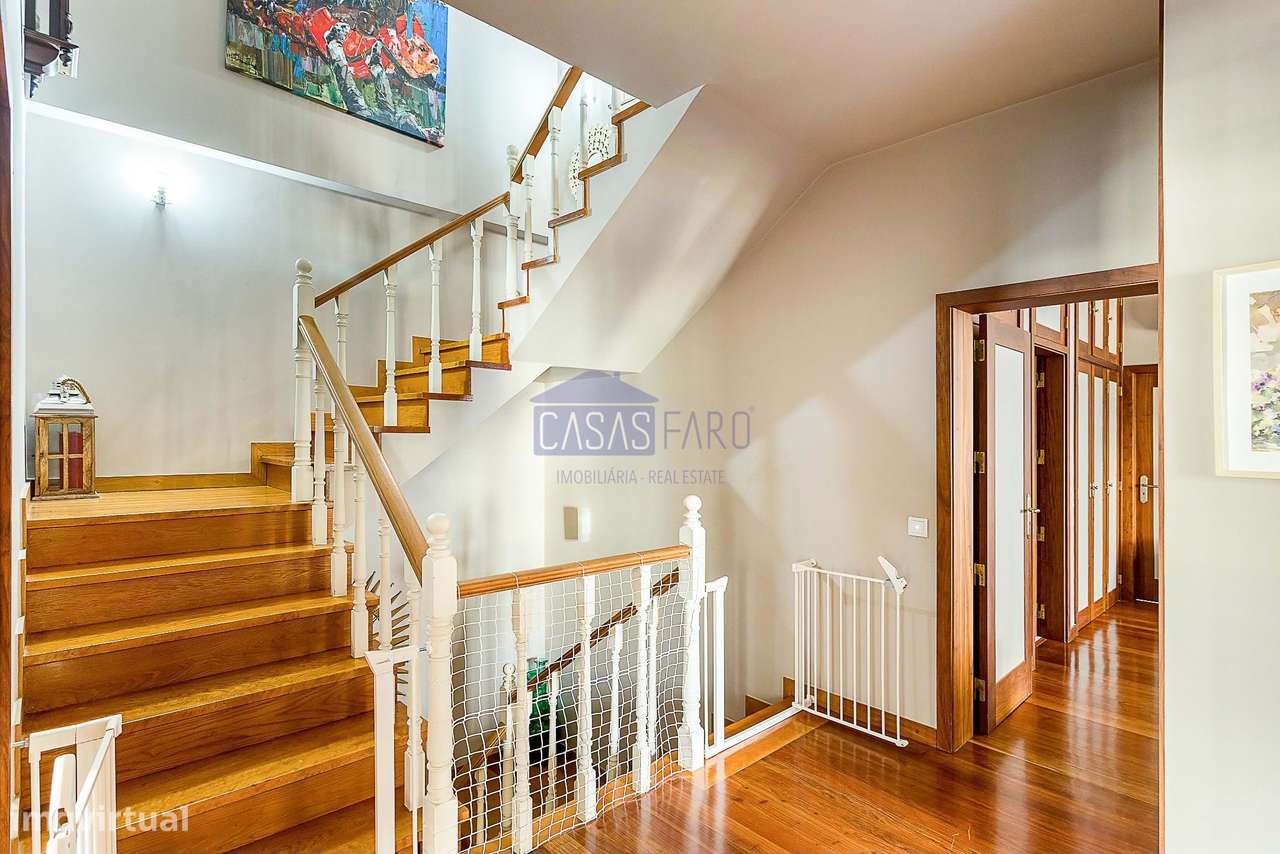 Imponente Moradia V3 de 3 pisos na zona da Avenida 5 de Outubro em Far-27