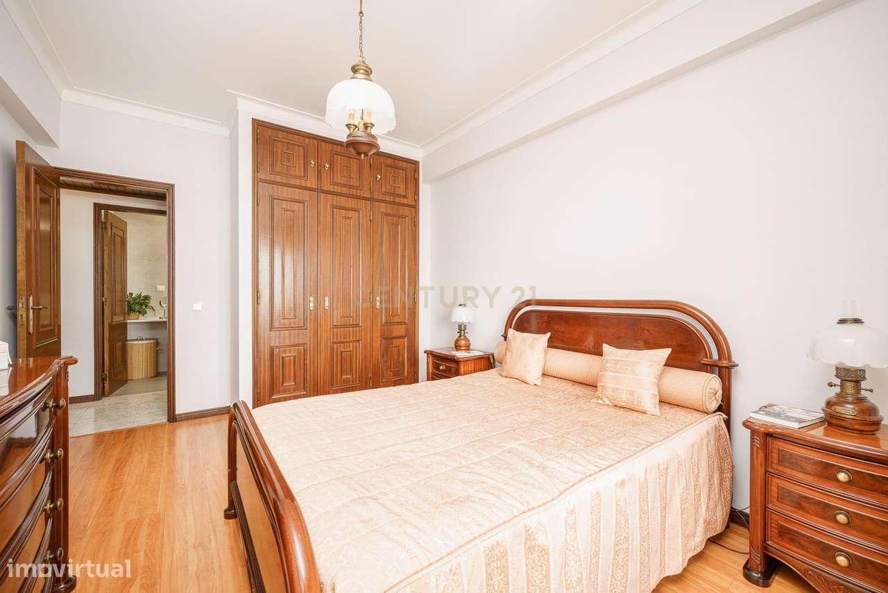 APARTAMENTO T4  CONVERTIDO EM T3 , SEMI REMODELADO, EM SETÚBAL-16