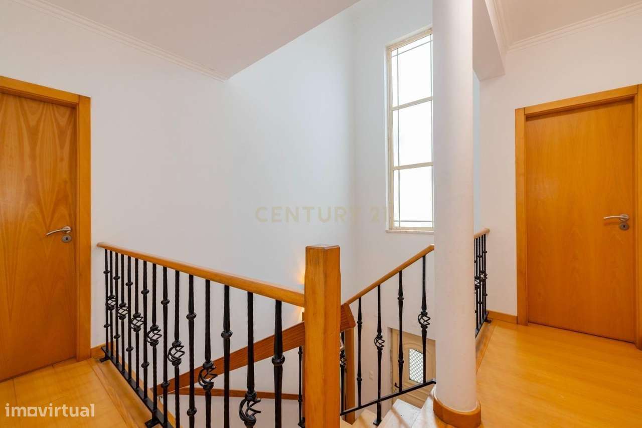 Moradia na Aroeira – Conforto, Elegância e Lazer-16