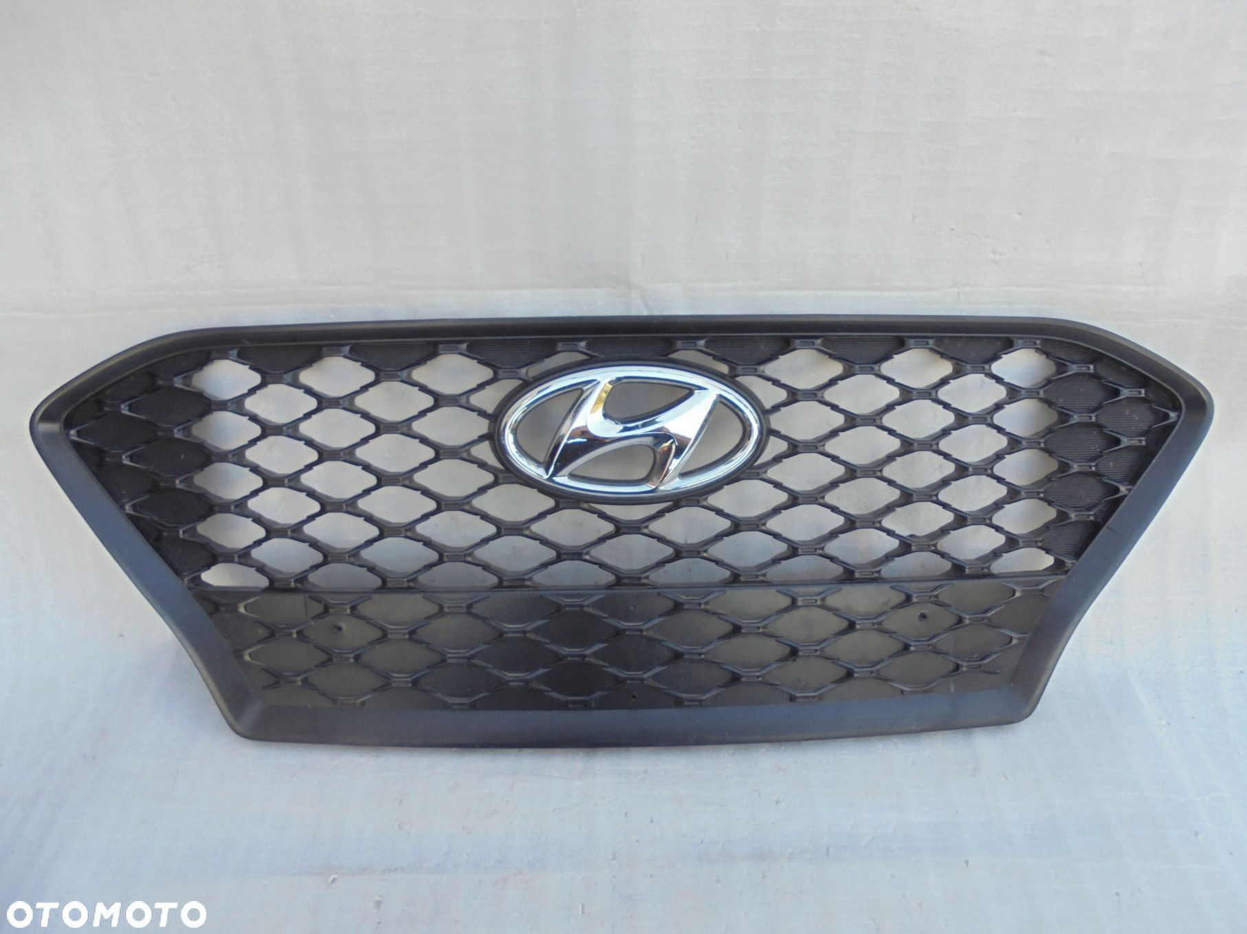 GRILL ATRAPA EMBLEMAT LOGO HYUNDAI KONA 17- 86352-J9000 ORYGINAL SLASK - 1