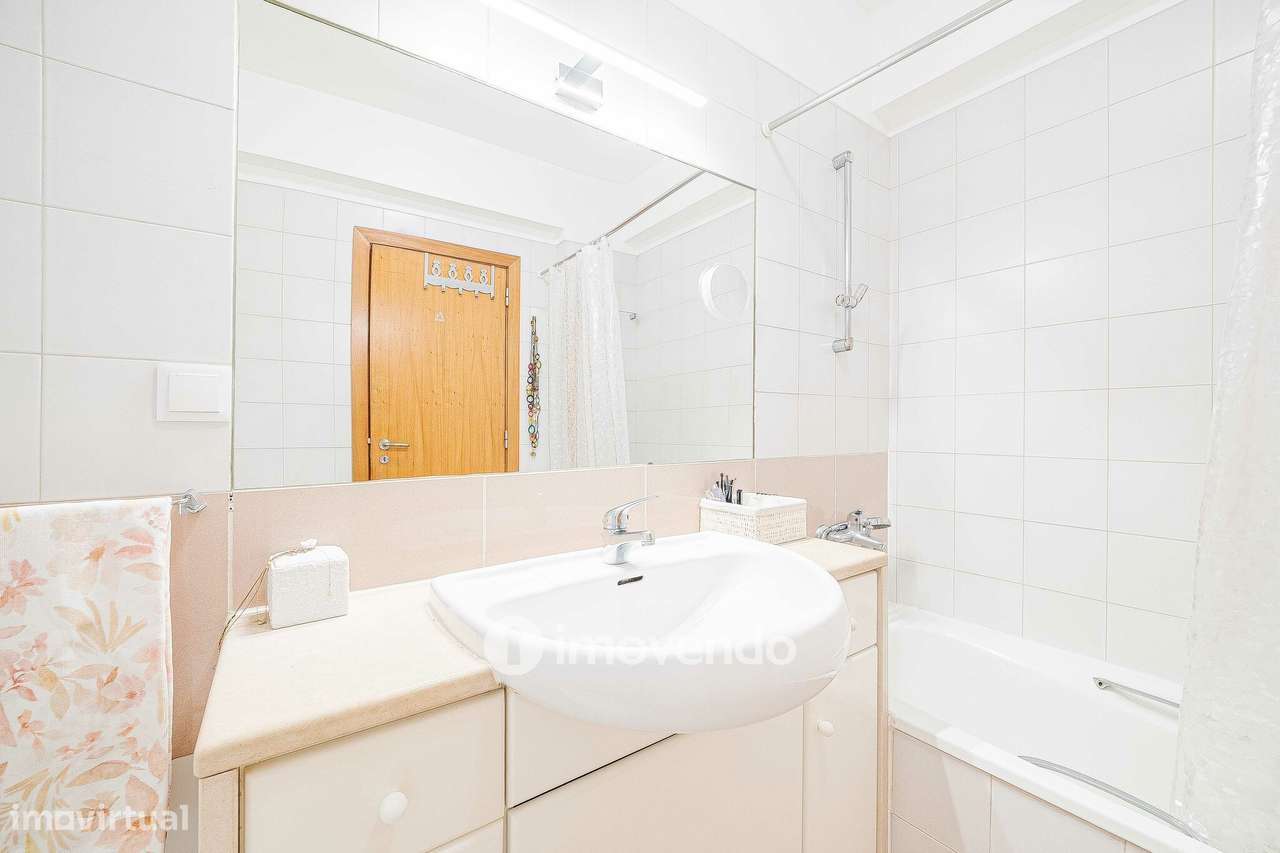 Apartamento T3, com garagem e arrecadação, na Ramada-38