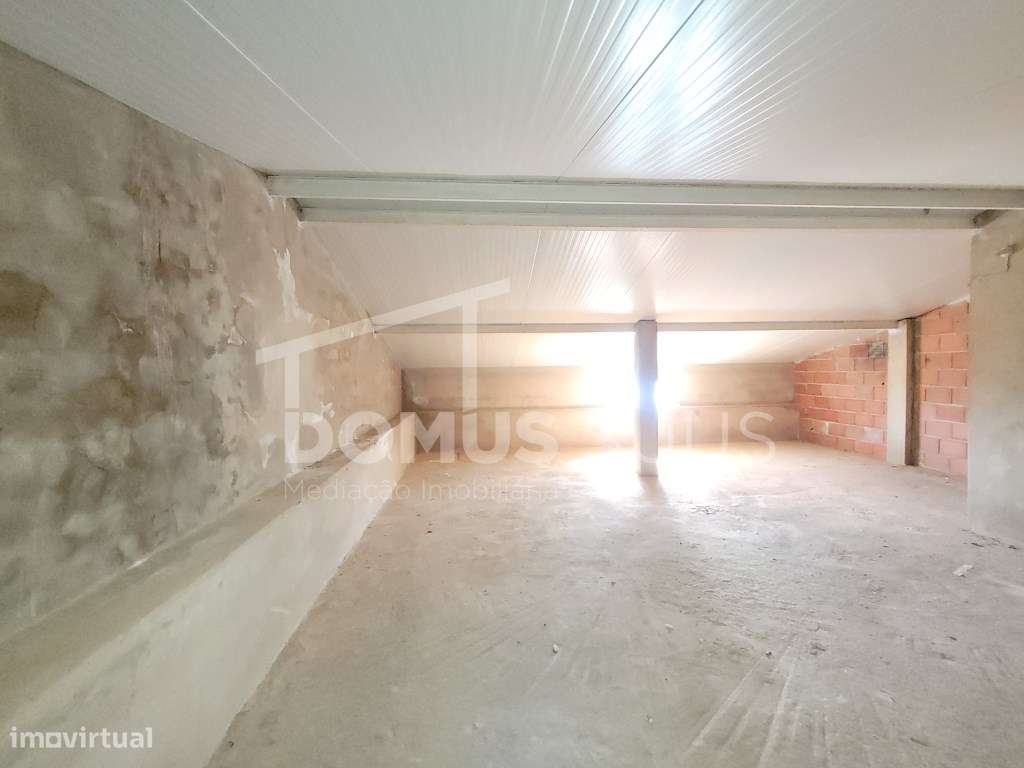 Moradia com armazém localizada na Cova da Muda-9