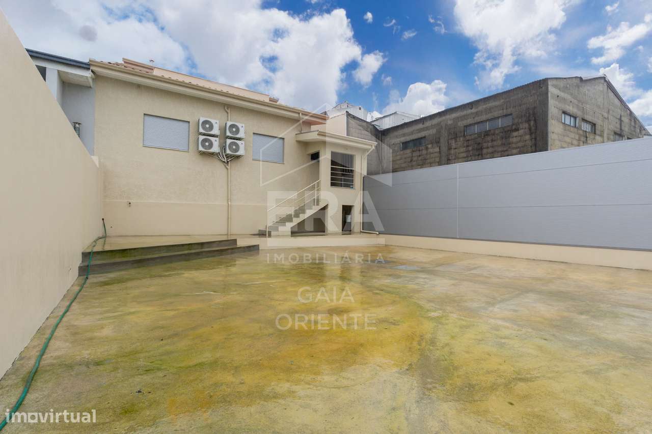 Moradia T3 Renovada junto à A1 nos Carvalhos-27