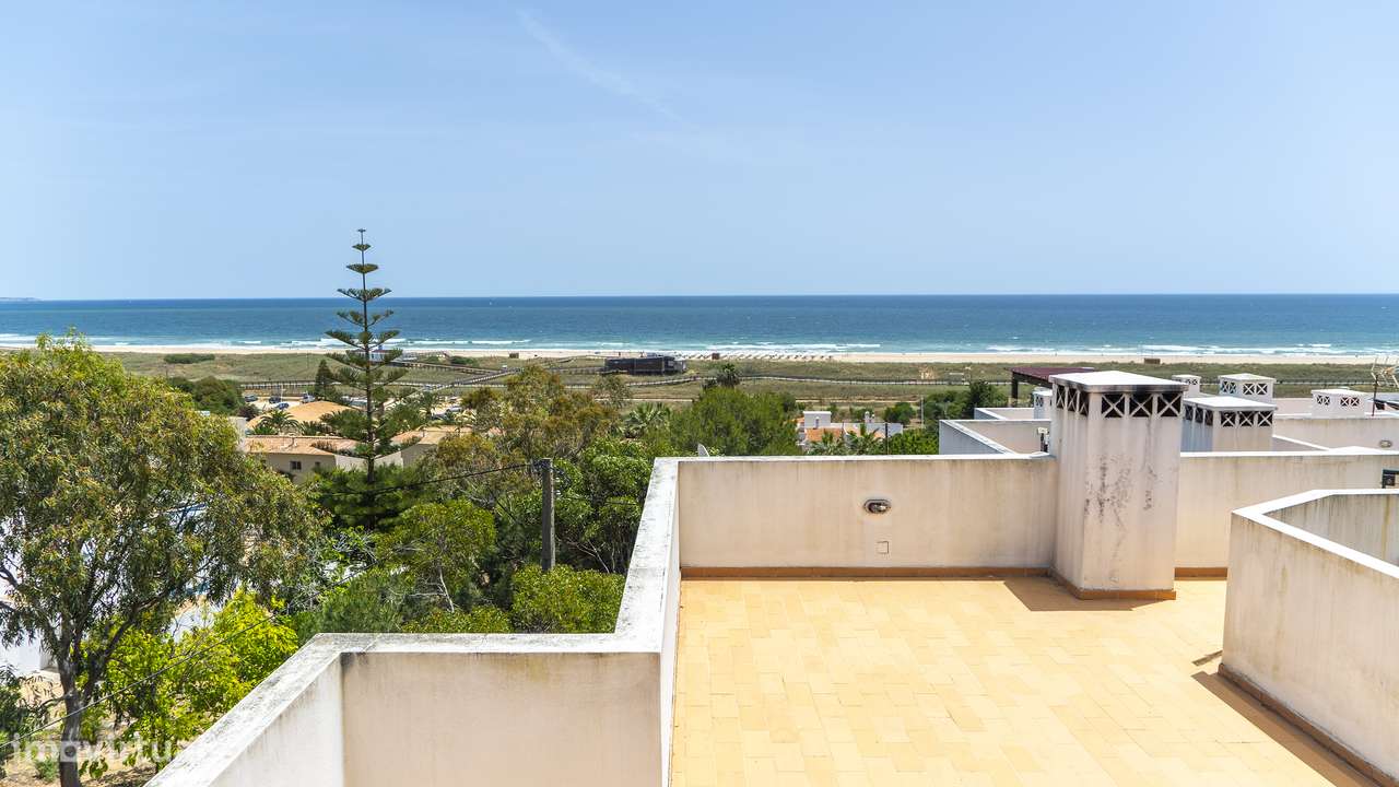 Exclusivo T2 com vista mar na Meia Praia-21
