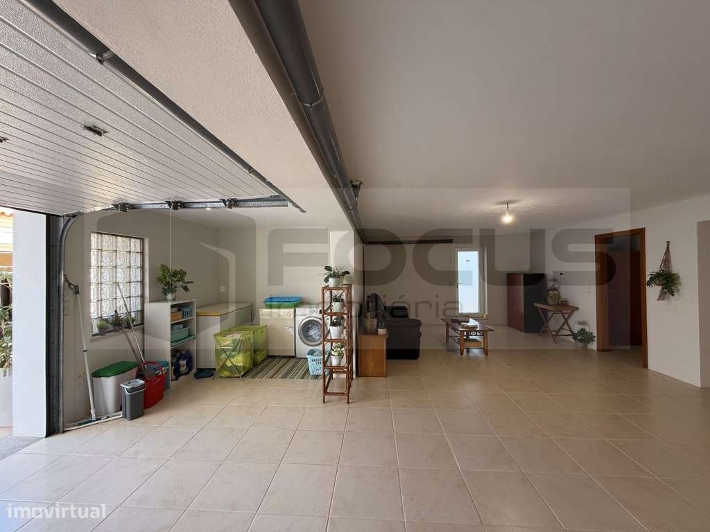 Espaçosa moradia T4 para venda em Esgueira-43