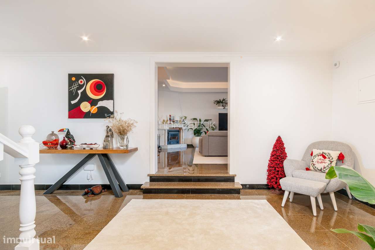 Moradia T5 renovada em condomínio fechado com piscinas, campo de ténis-5