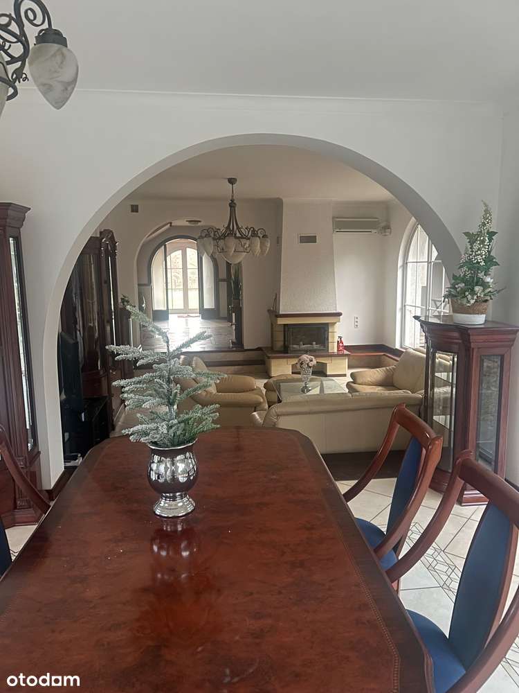 Przestronny dom z pięknym ogrodem w klimacie mini zamku-8