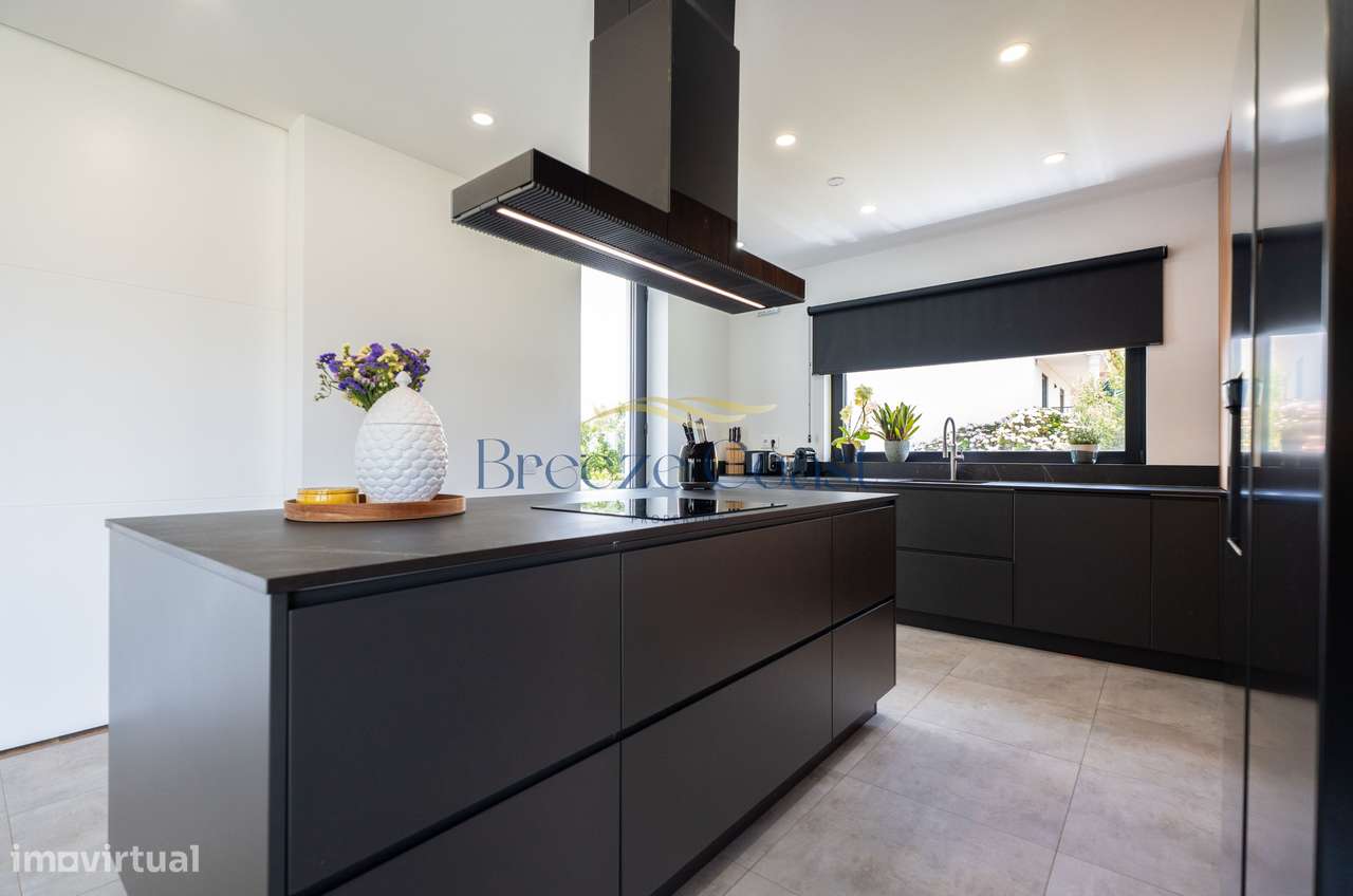 Moradia T4 de Arquitetura Distinta e Elegância Intemporal-13