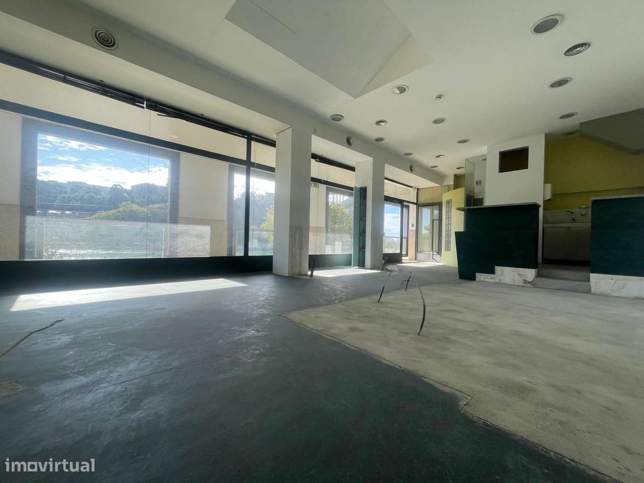 Espaço Comercial, na Rua do Ouro,  frente ao rio Douro - Grande imagem: 5/9