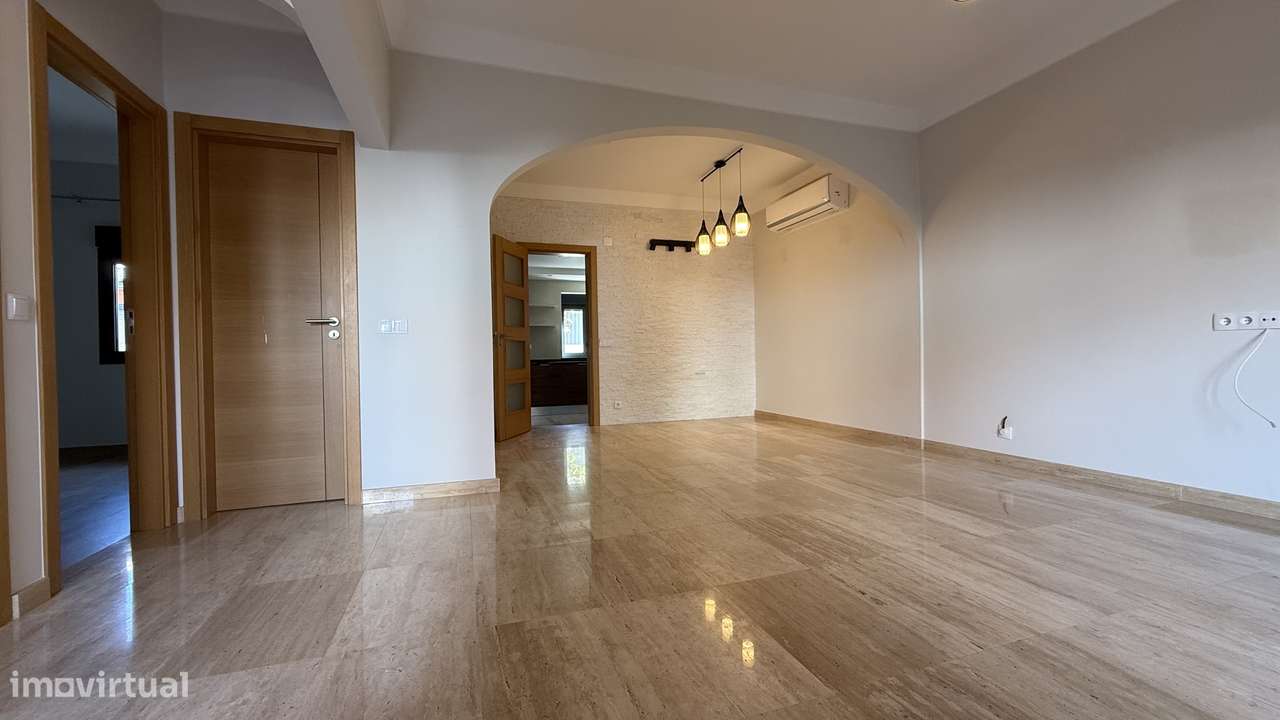 Moradia IsoladaT1+1 Totalmente Remodelada -Charneca da Caparica-14