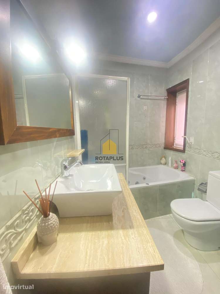 Moradia T4, Salão de Convívio e Excelente Localização-19