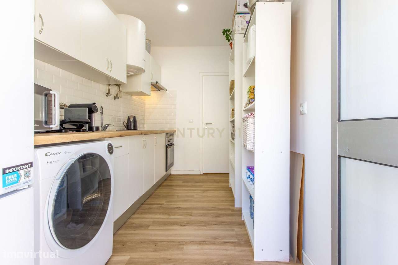 Apartamento renovado com logradouro de aproximadamente 30m2.-16