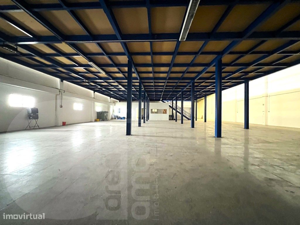 Armazém com 950m2 localizado na zona industrial de Corroios