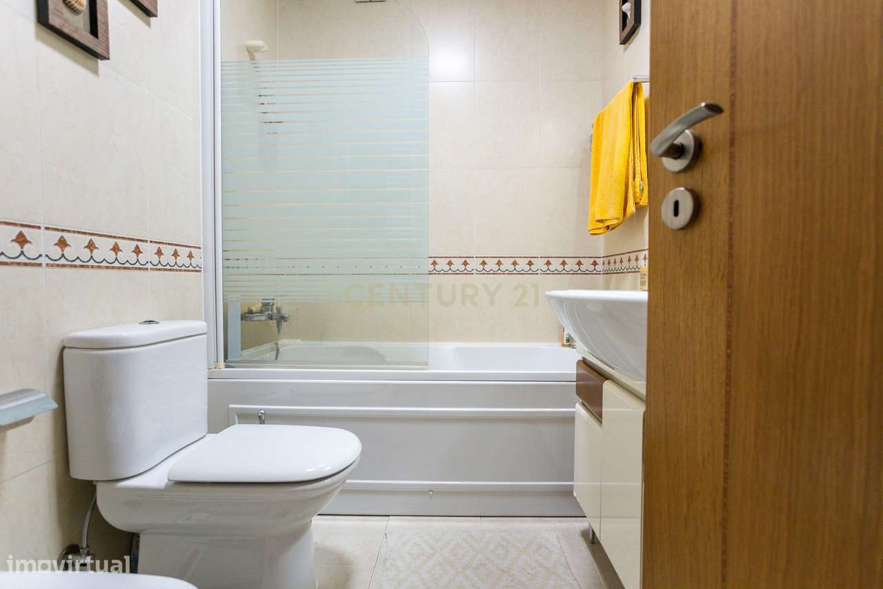 Apartamento T2 na Ribeirada com Garagem e Arrecadação-22