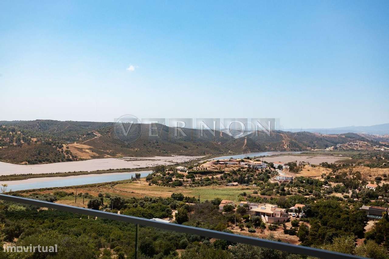 Moradia Renovada T4 com Vista Rio Arade, Piscina e 2.450 m² de Terreno-44
