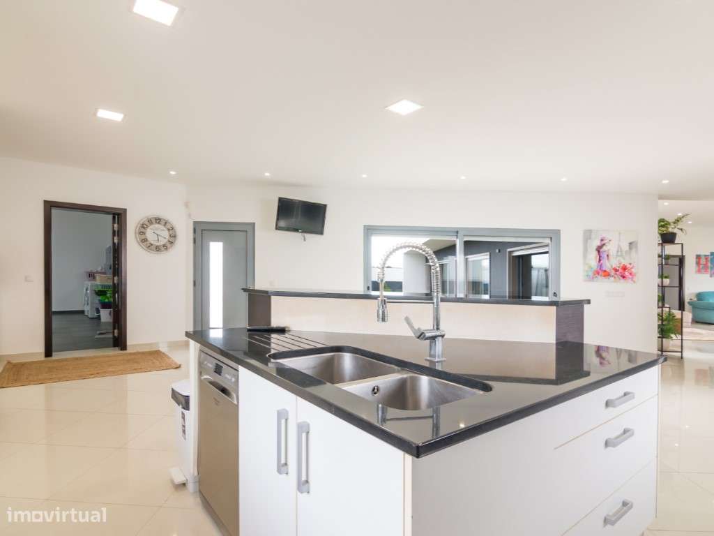 Moradia moderna num terreno de quase 4000m2 e a apenas 5 minutos da... - Grande imagem: 5/39