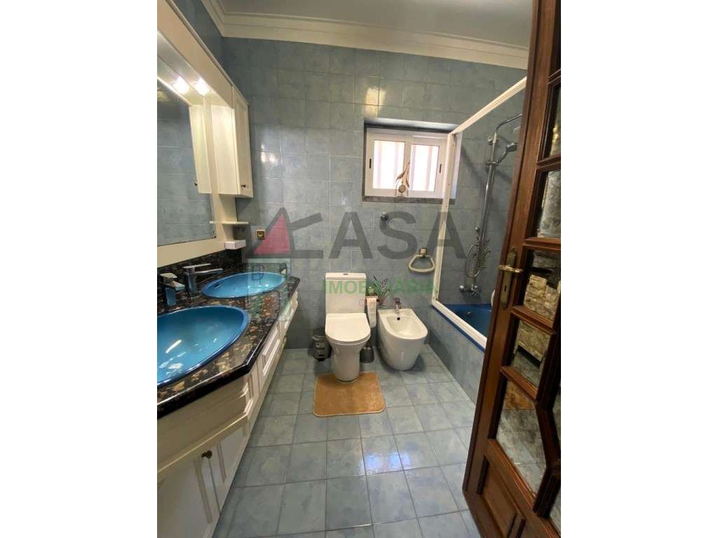 Moradia T15 com Renda Ativa + de €12.000/mês em Famões-38