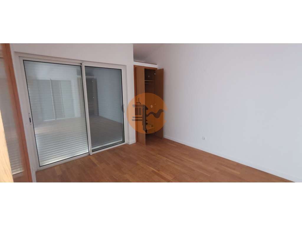 Moradia totalmente renovada numa zona calma onde predomina a habita...-33