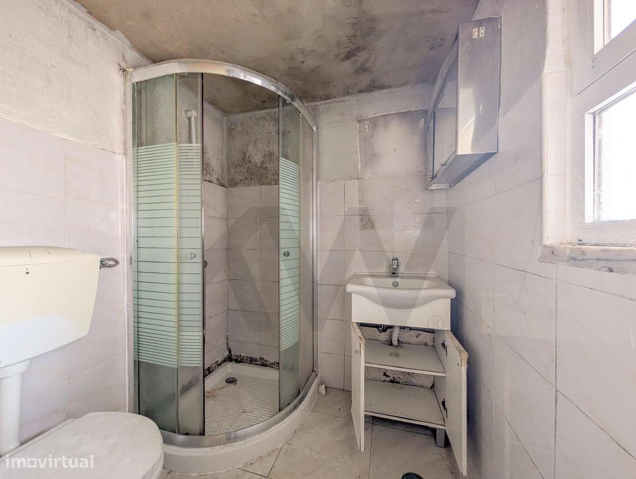 Moradia Bi-Familiar + 2 Anexos Habitáveis na Sobreda Caparica-3