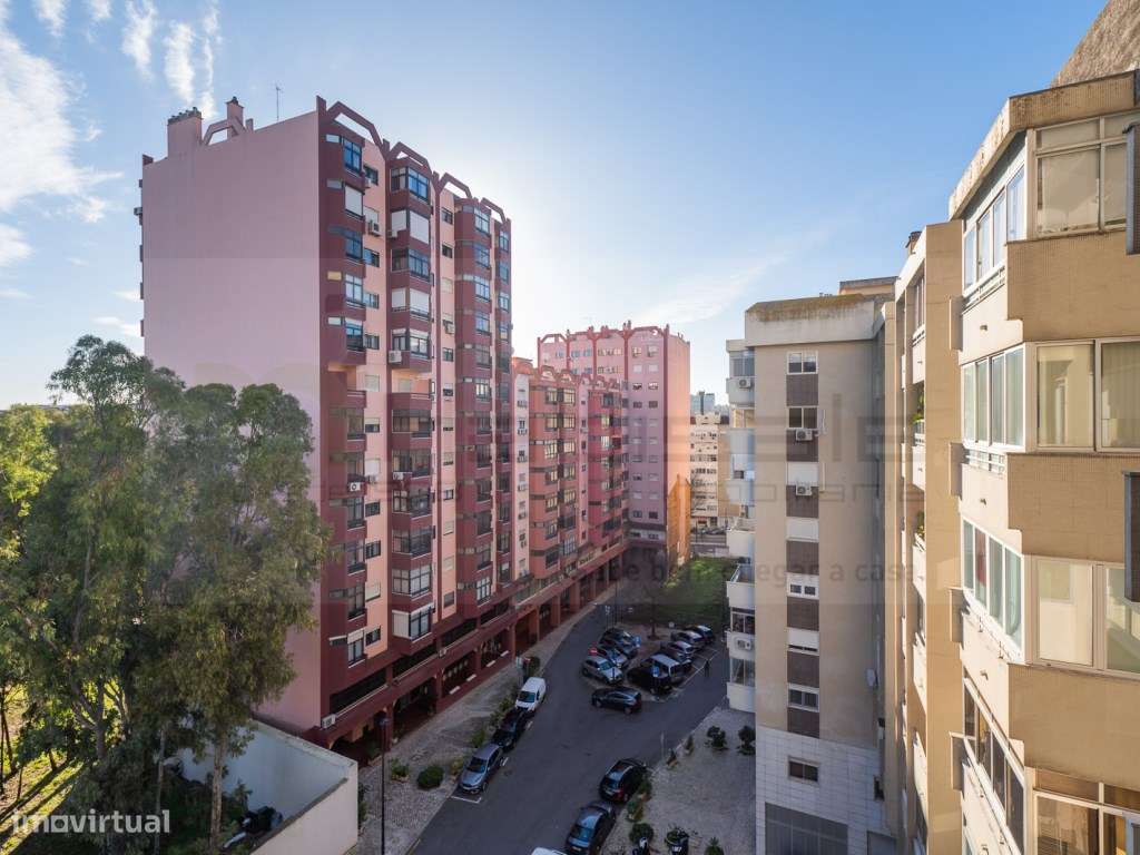 T4 com parqueamento e arrecadação a 2 min. do metro do Lumiar-20