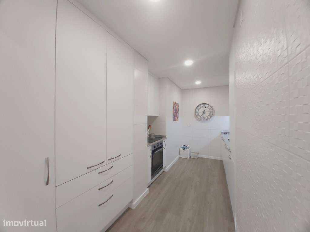 T2 remodelado em condomínio com piscina e campo de ténis-42