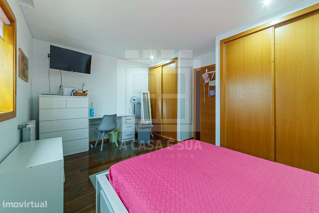 MORADIA T4+1 C/PISCINA EM COND FECHADO 3 FRENTES-13