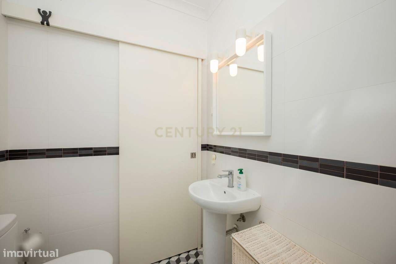 Moradia remodelada de 6 assoalhadas Exclusiva no Estoril-16