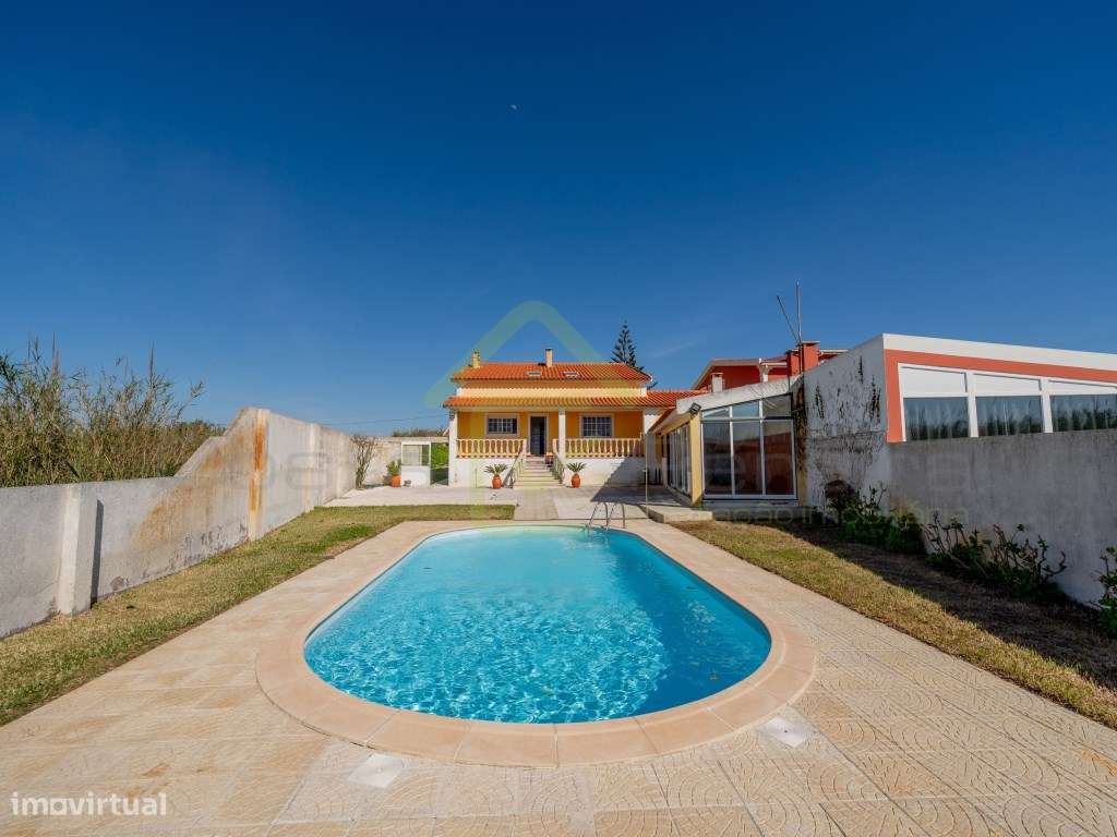 Moradia T2+2 com piscina e Vista Mar em Localização única-33
