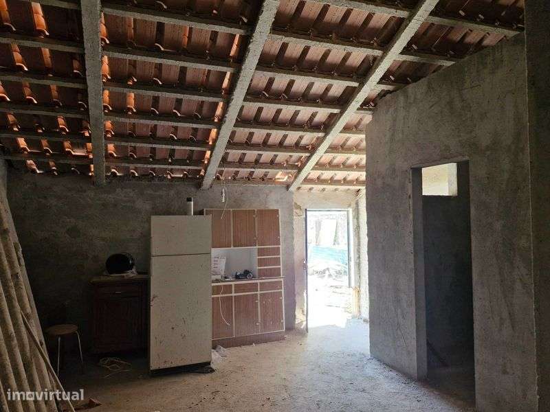 Terreno Urbano com 2 casas em Vale de Santarém - Grande imagem: 4/8