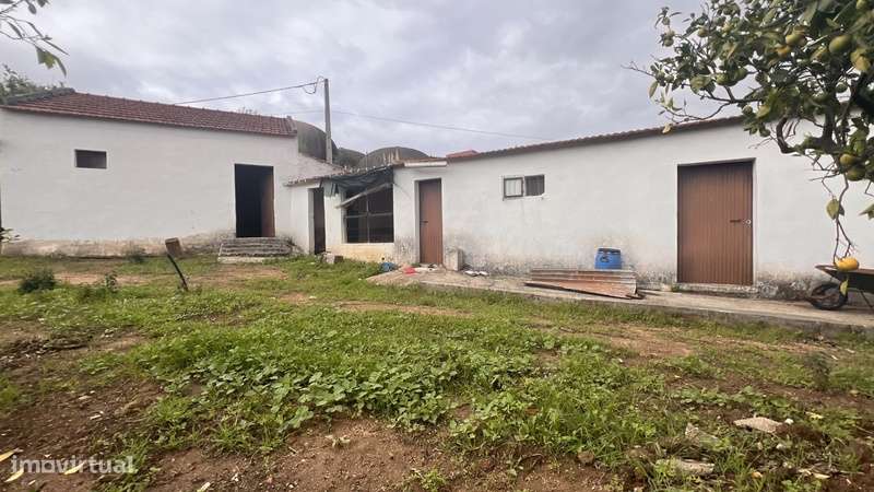 Armazém com Potencial para Moradia no Centro do Cadaval!-9