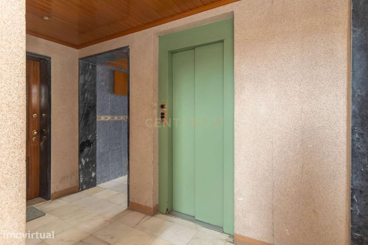 Magnifico T2, no Laranjeiro, perto do Alfeite, construção de 2002, pré - Grande imagem: 5/32