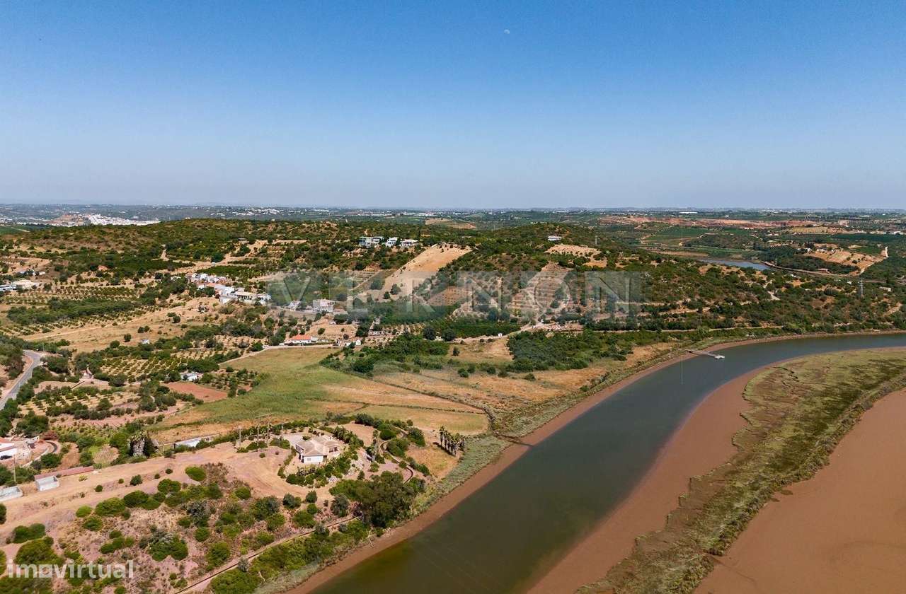 Moradia Renovada T4 com Vista Rio Arade, Piscina e 2.450 m² de Terreno-50