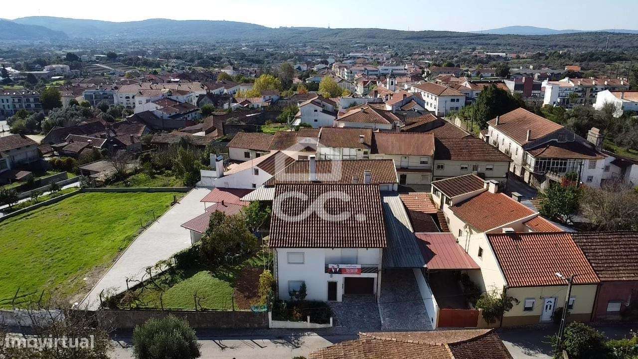 Fantástica moradia de 3 pisos com terreno e anexo no centro da vila de - Grande imagem: 2/35