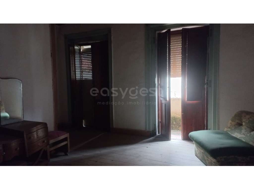 Moradia T2 para remodelar no Centro de Amiais de Baixo.-9