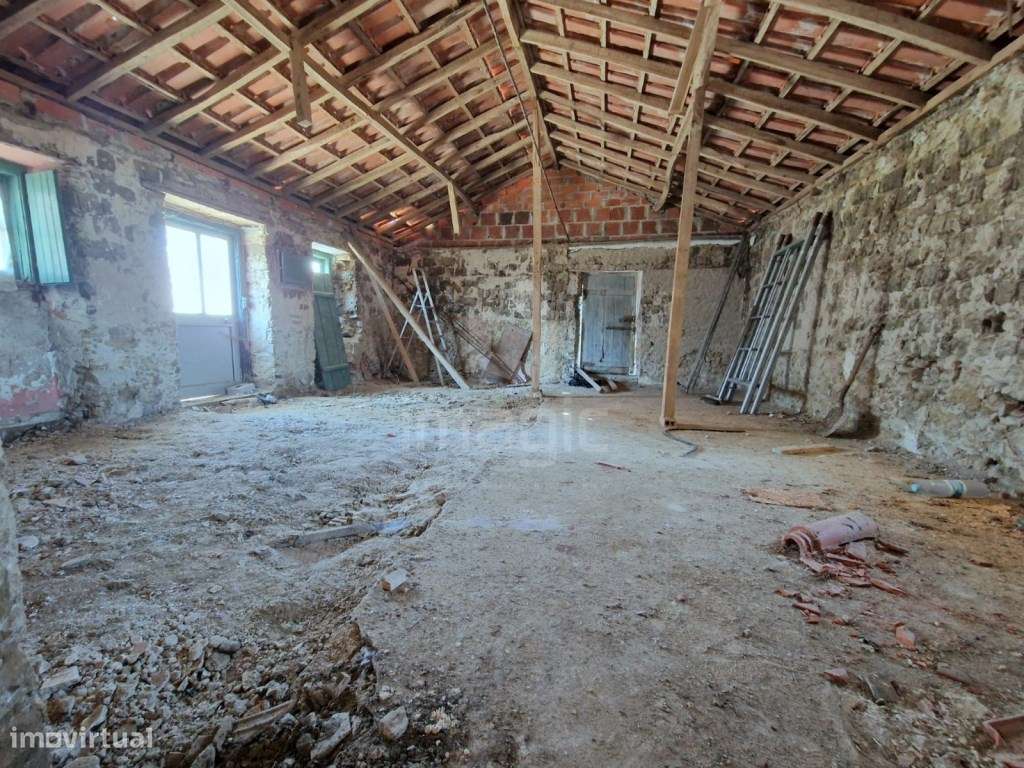 Moradia térrea com logradouro e pátio em São Pedro da Cadeira. - Grande imagem: 5/10