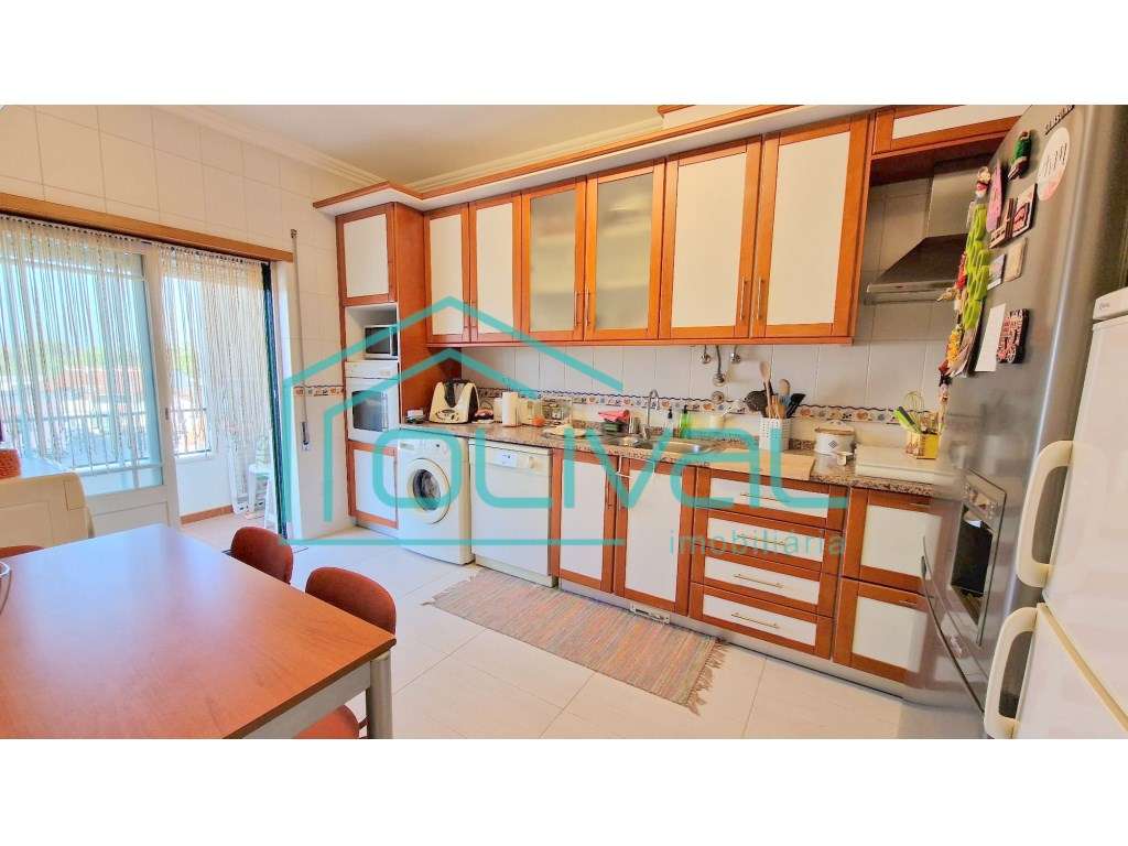 T4 com Arrecadação e Garagem Box no Centro de Benavente - Excelente...-6