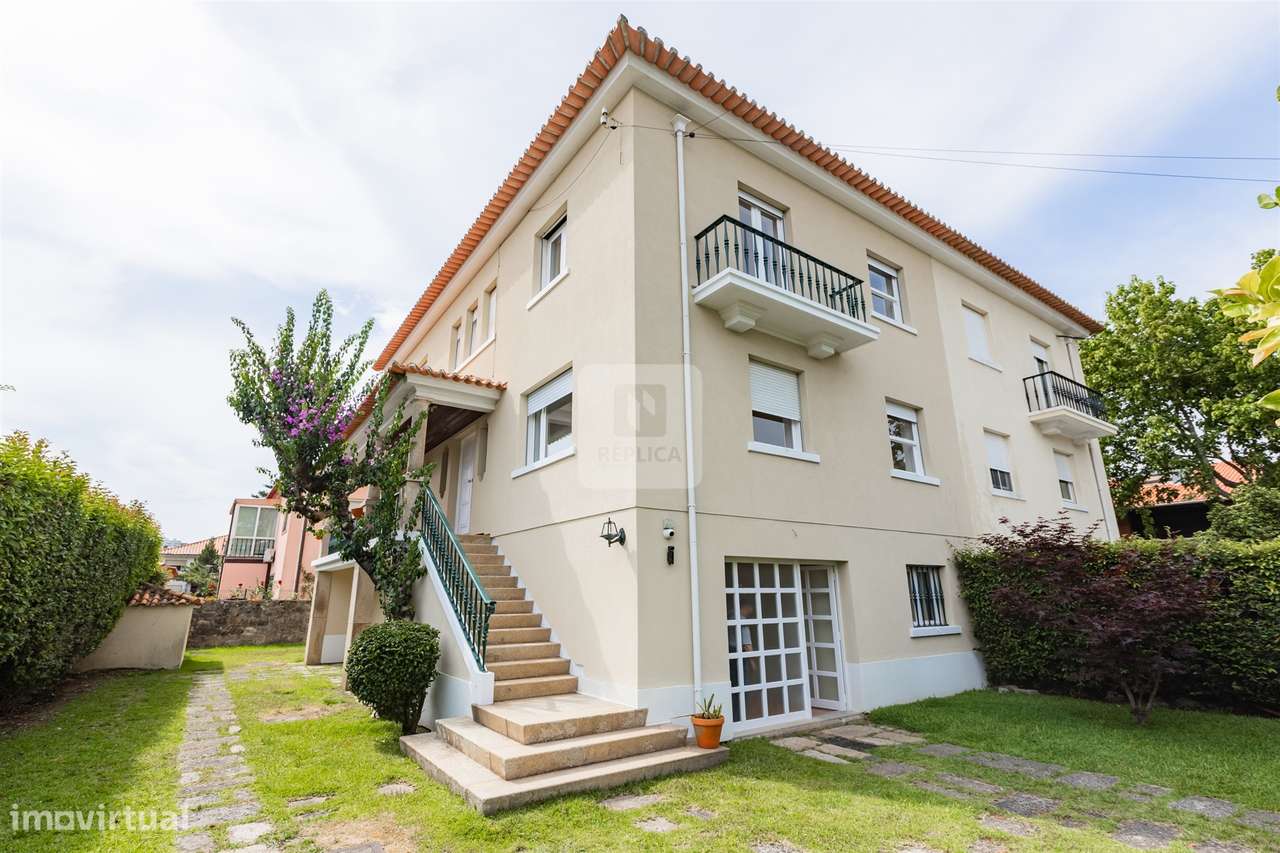 Moradia T5 com Jardim de 205 m2 no Bairro de Hollywood - Grande imagem: 2/34