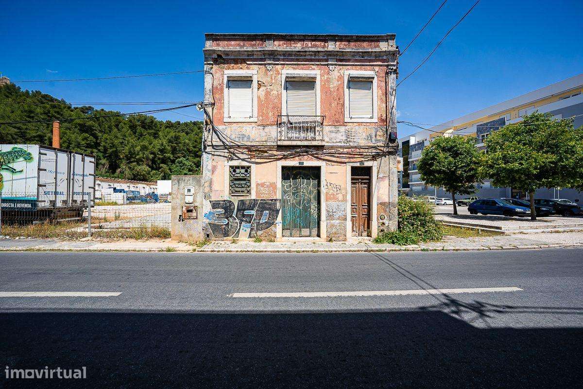 Prédio para Remodelação – Grande Potencial de Valorização junto ao Rio - Grande imagem: 2/21