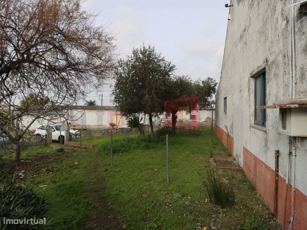 TERRENO COM CASAS - SARILHOS GRANDES-50