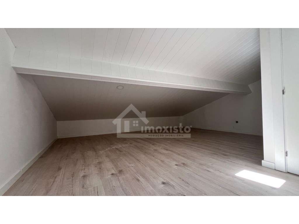 Moradia T2+1 Renovada com Logradouro em Castanheira de Pêra-7