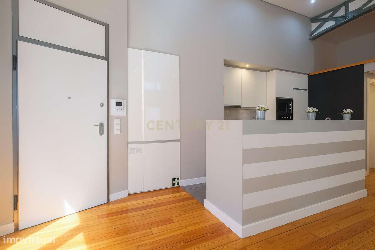 T1 único com pé direito alto + mezzanine | 81,56m² | Bairro Alto | Pot-13