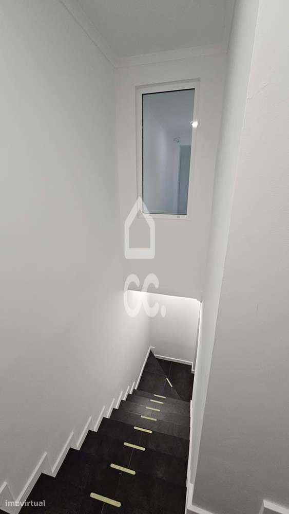 Alojamento com 10 quartos, pronto a rentabilizar, com obras recentes e-42