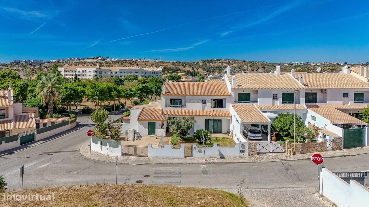 Moradia T2 Geminada C/ 2 Apartamentos Independentes e 238 M2 de Área E-56